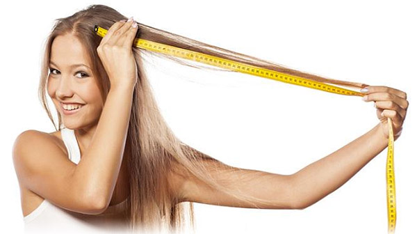 Mulher medindo cabelo com fita métrica
